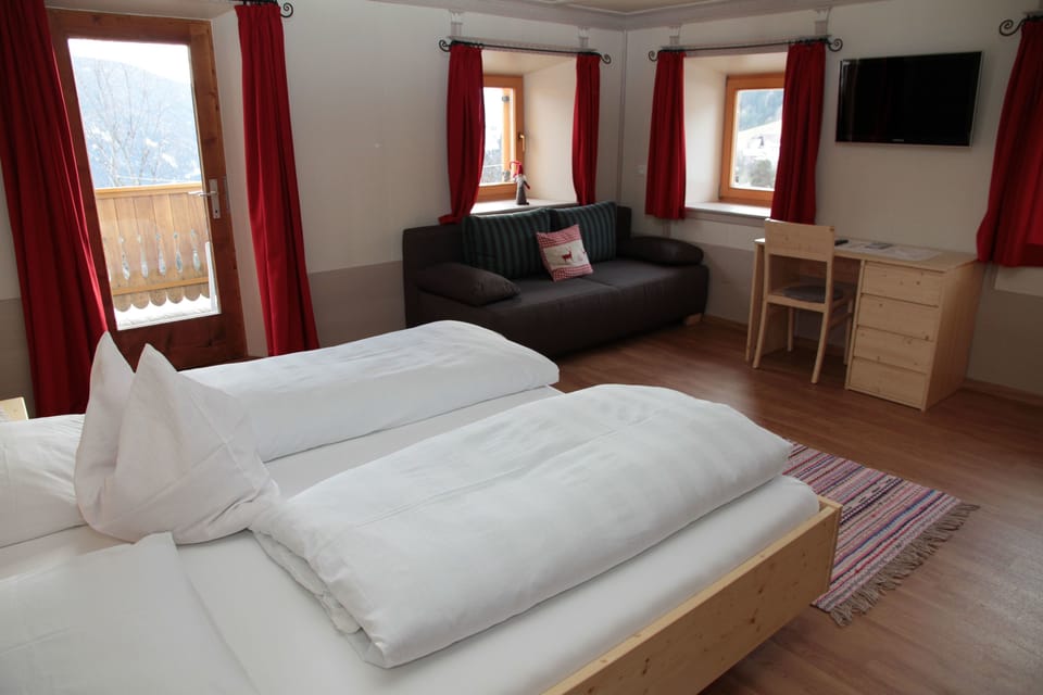 Double Room | Desk, iron/ironing board (on request), WiFi (free), bed sheets