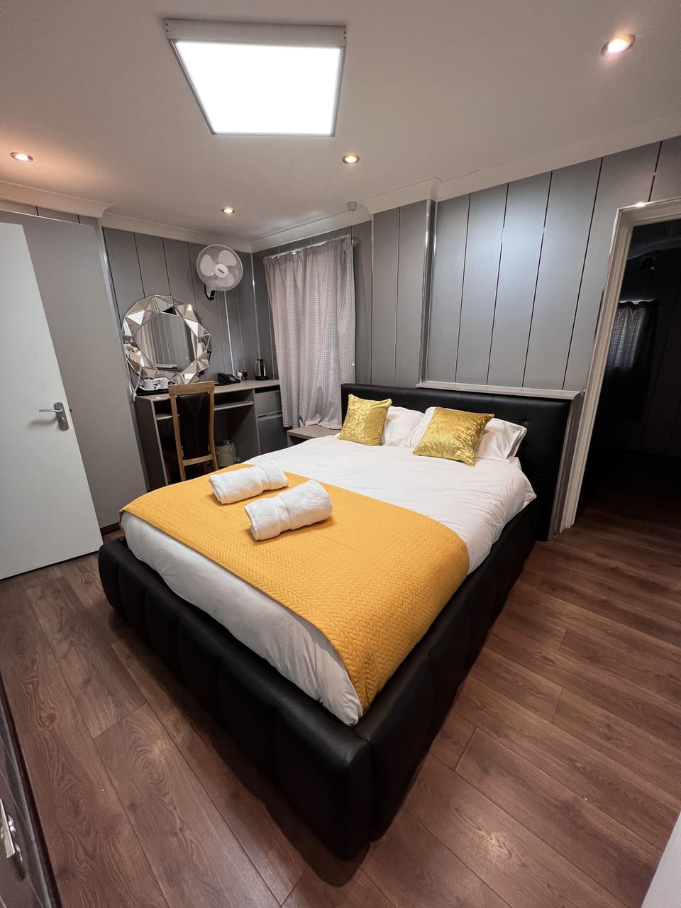 Deluxe Double Room | Desk, soundproofing, iron/ironing board, free WiFi
