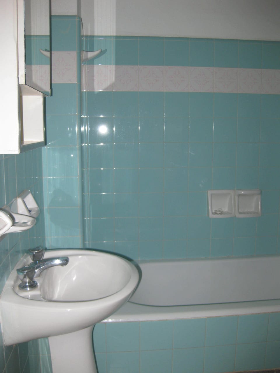 Triple Room, 3 Twin Beds, Private Bathroom | Bathroom | Shower, rainfall showerhead, bidet, towels