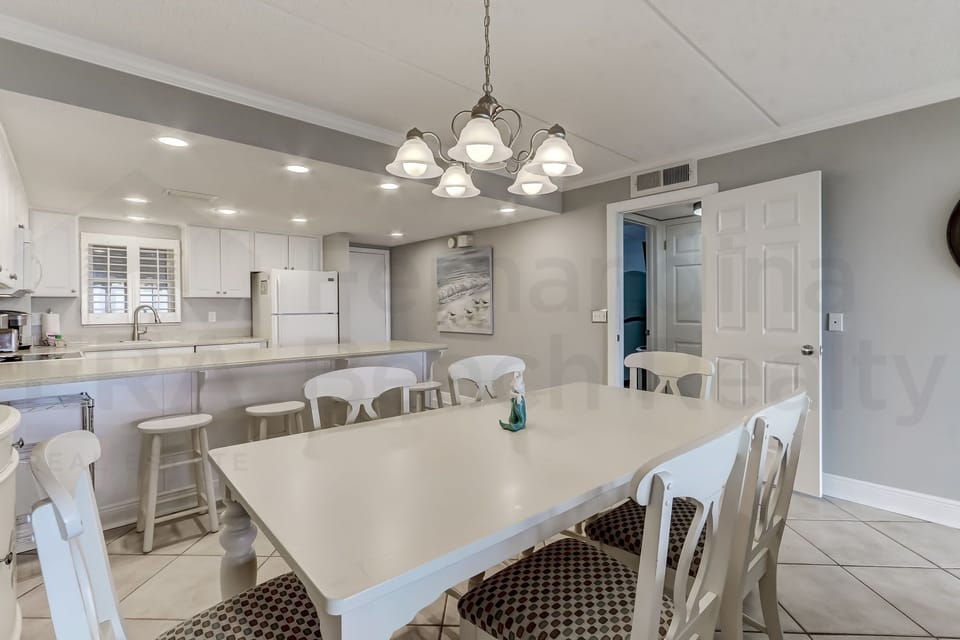 Condo, 2 Bedrooms | Dining