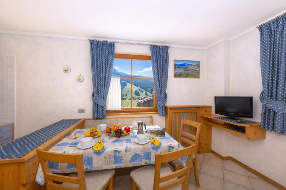 Dining table for 4 guests