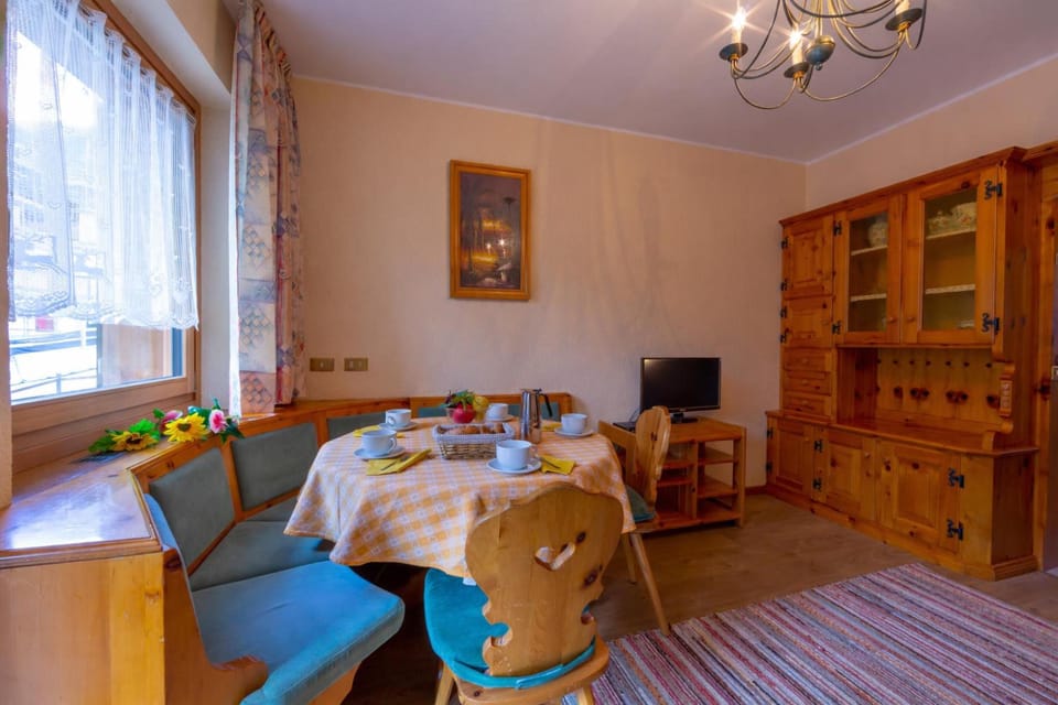 Dining table for 5 guests