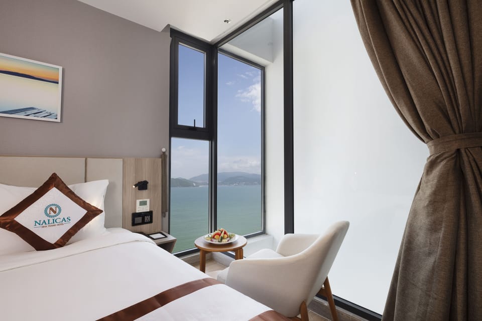 Deluxe Twin Room | Living area | Flat-screen TV