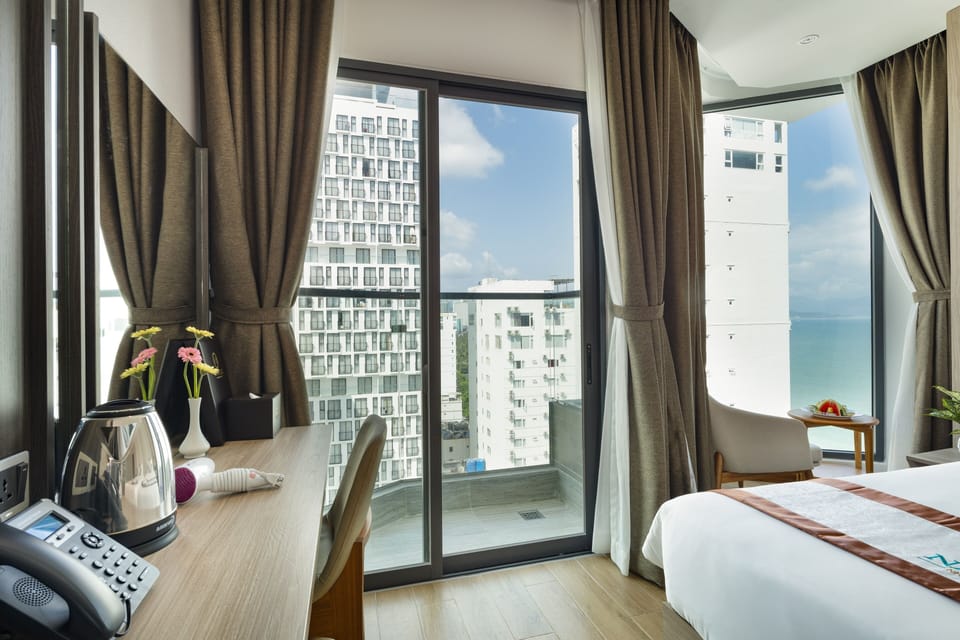 Senior Deluxe Twin Room | Minibar, in-room safe, desk, blackout drapes