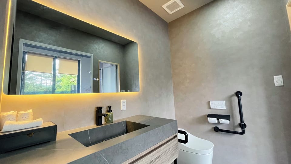 Executive Room | Bathroom | Free toiletries, slippers, toilet paper