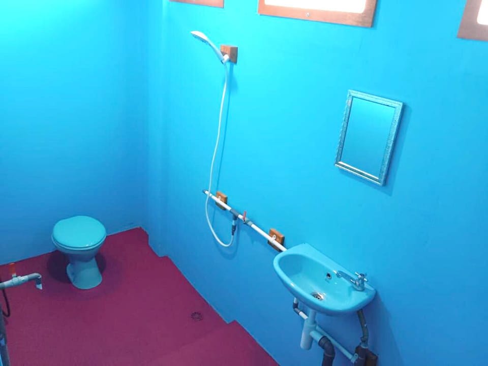 Economy Twin Room | Bathroom | Shower, towels