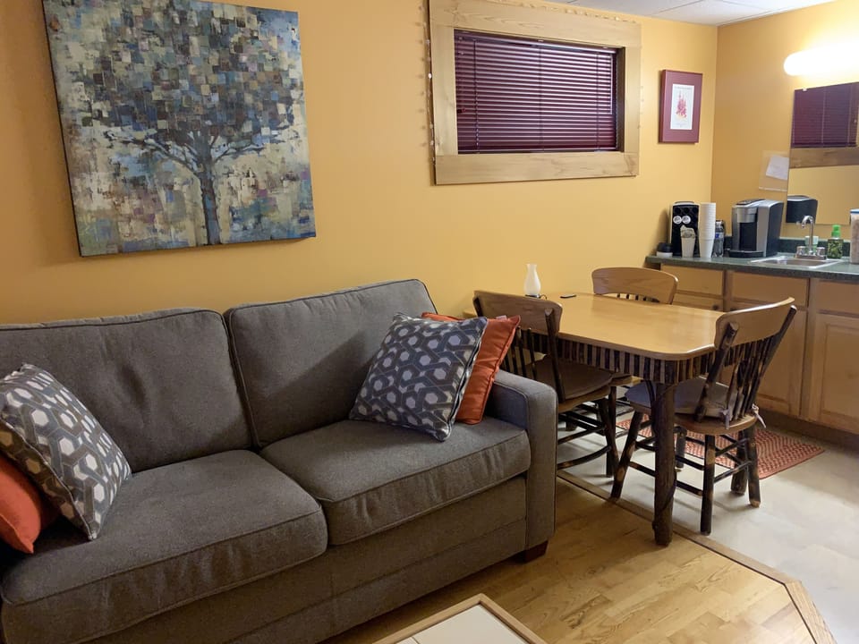 Deluxe Cabin | Living area | 36-inch LED TV with satellite channels, TV