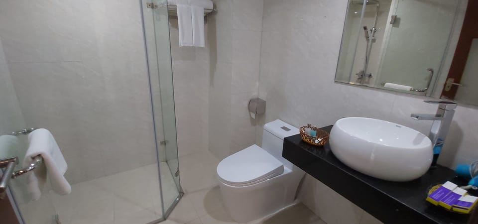 Shower, rainfall showerhead, free toiletries, hair dryer