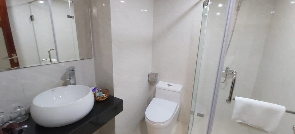 Shower, rainfall showerhead, free toiletries, hair dryer