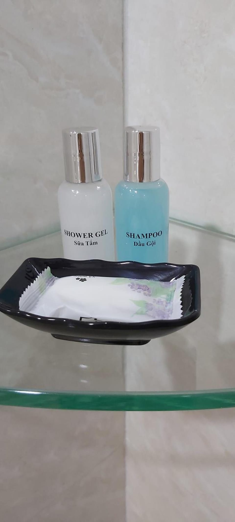 Shower, rainfall showerhead, free toiletries, hair dryer