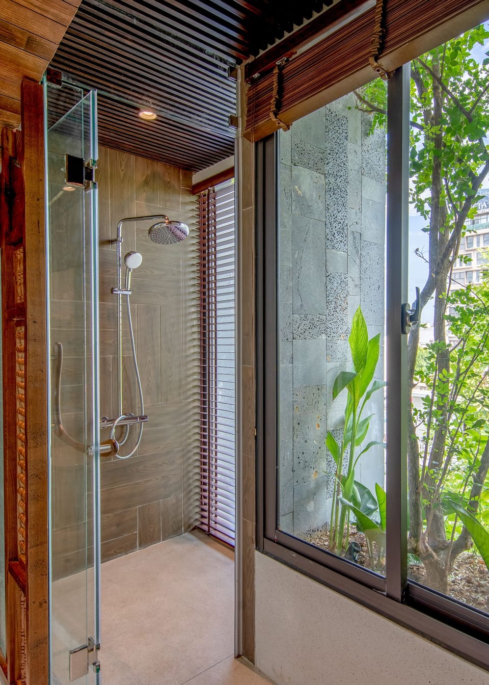 Executive Room, Garden View | Bathroom | Shower, hydromassage showerhead, free toiletries, hair dryer