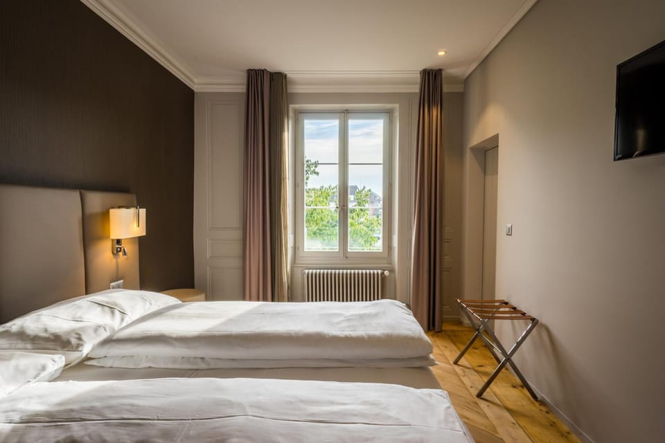 Premium bedding, in-room safe, desk, laptop workspace