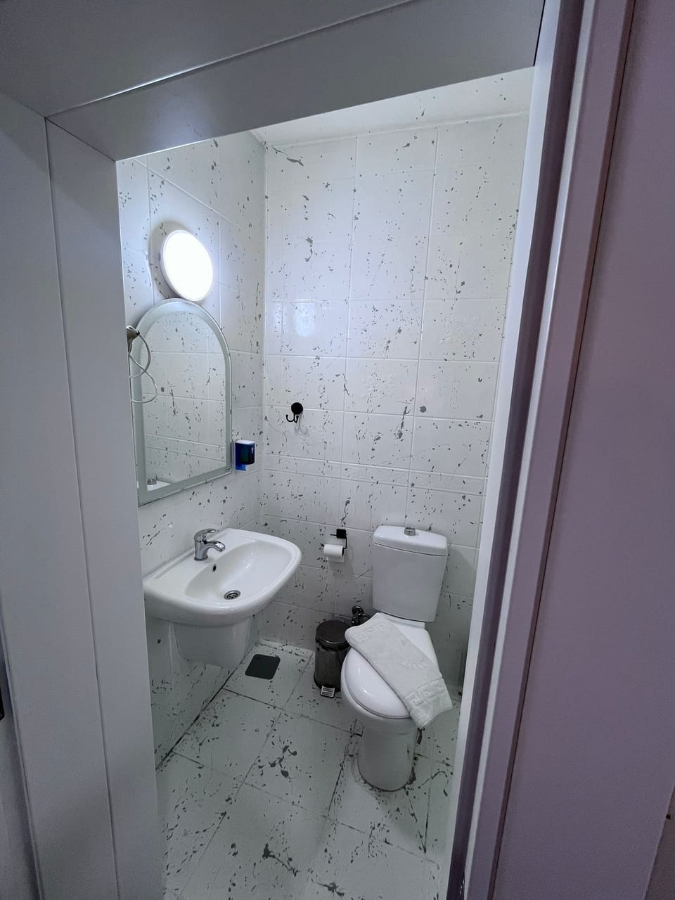 Economy Room ( No Window ) | Bathroom | Shower, rainfall showerhead, free toiletries, hair dryer