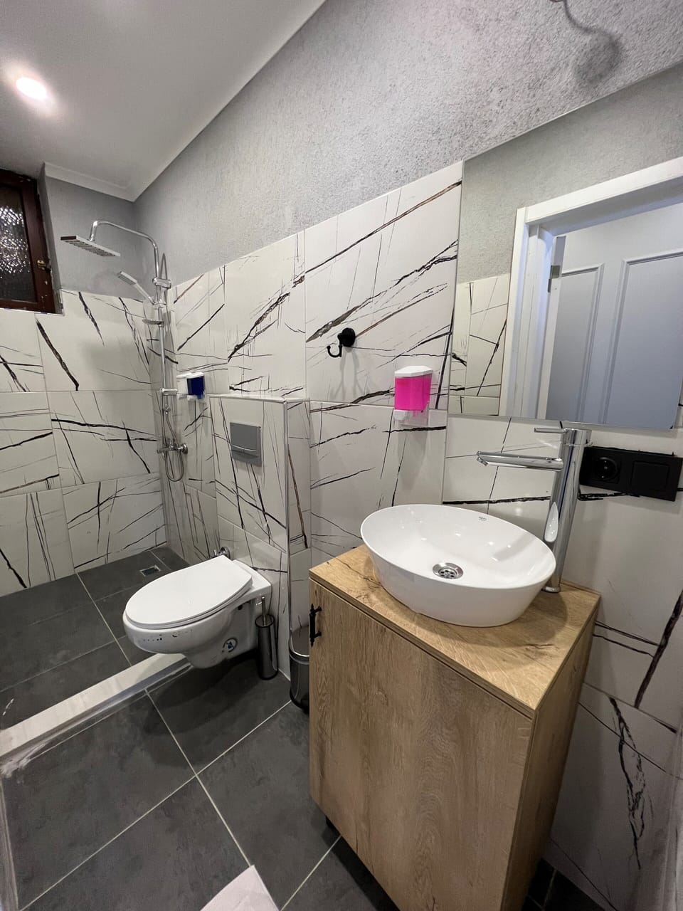 Exclusive Room, 1 King Bed | Bathroom | Shower, rainfall showerhead, free toiletries, hair dryer