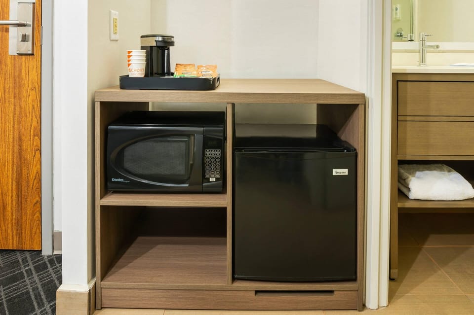 Room, 1 King Bed with Sofa bed, Non Smoking | Desk, blackout drapes, iron/ironing board, rollaway beds
