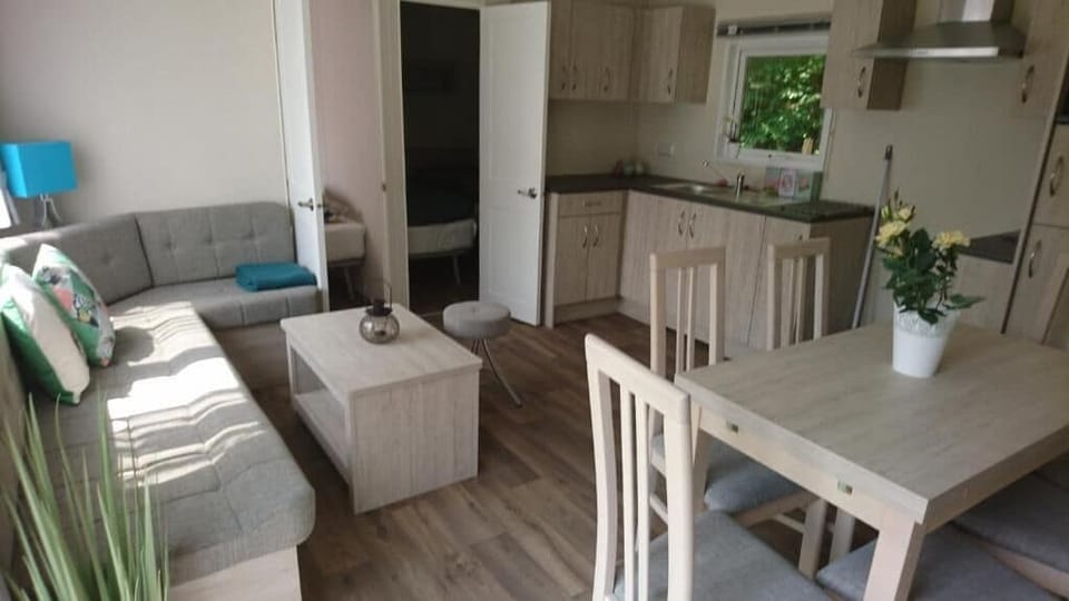 Mobile home - with toilet/shower- Bed linen excluded | Laptop workspace, soundproofing, iron/ironing board, free WiFi