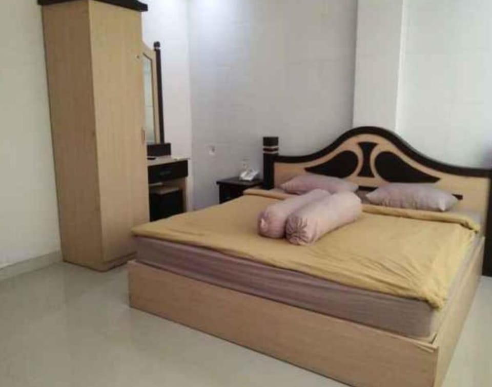Desk, WiFi (free), bed sheets