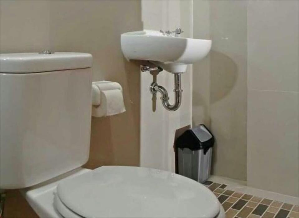 Shower, rainfall showerhead, free toiletries, towels