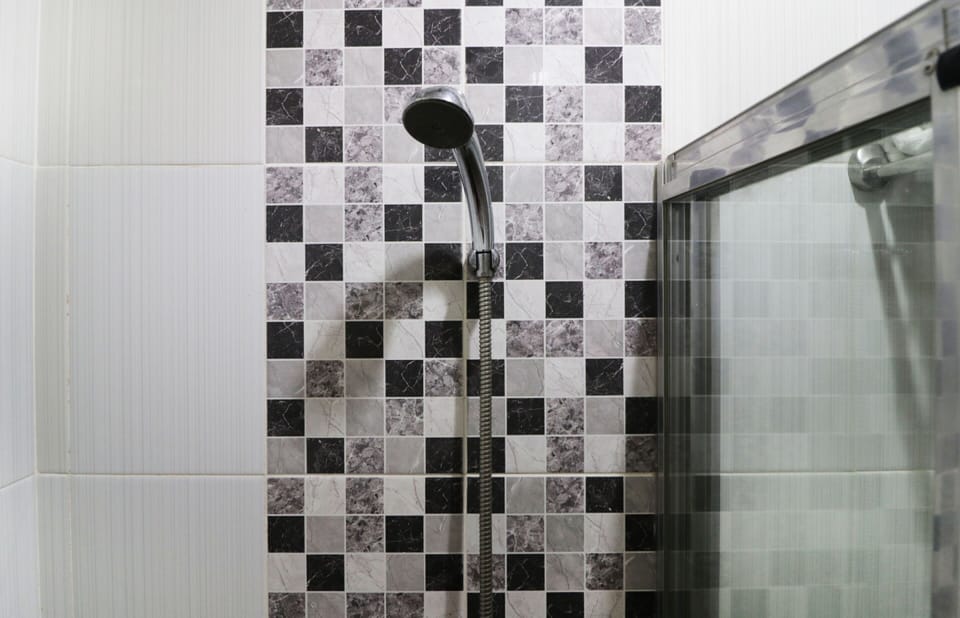 Deluxe Suite | Bathroom | Shower, towels