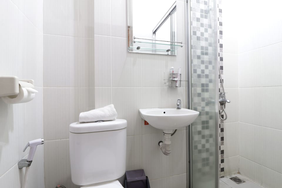Superior Room - Single Bed | Bathroom | Shower, towels