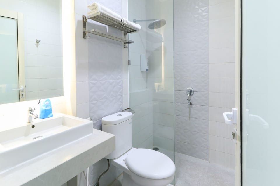 Deluxe Room | Bathroom | Shower, towels
