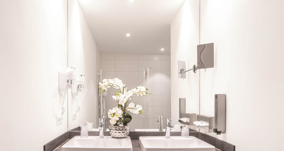 Junior Suite | Bathroom | Shower, hair dryer, towels, soap