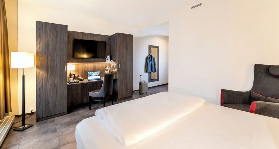 Komfort Superior | In-room safe, desk, laptop workspace, blackout drapes