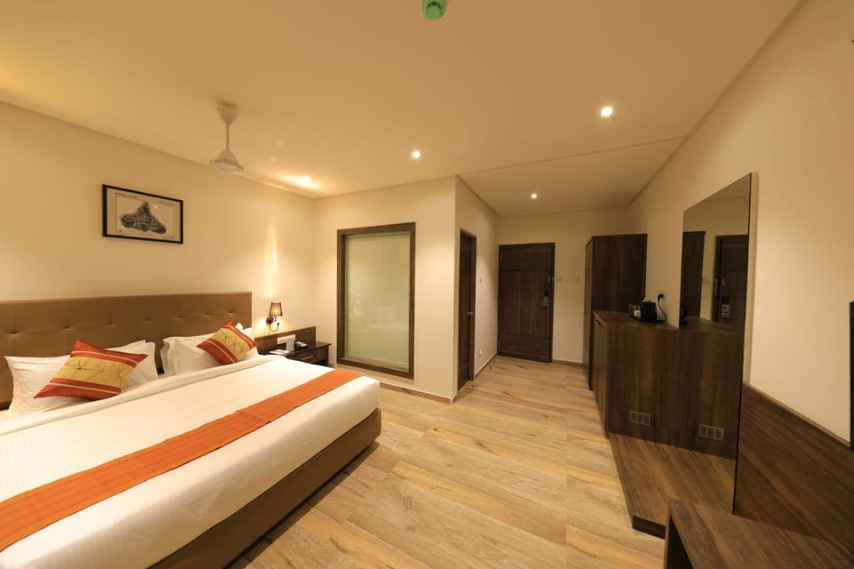Executive Room, 1 Double Bed | In-room safe, individually decorated, desk, blackout drapes