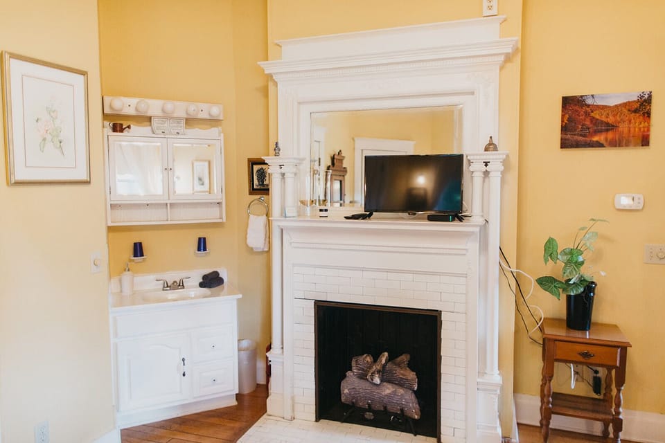 Friendly City Inn Bed & Breakfast Bed and Breakfast in Harrisonburg