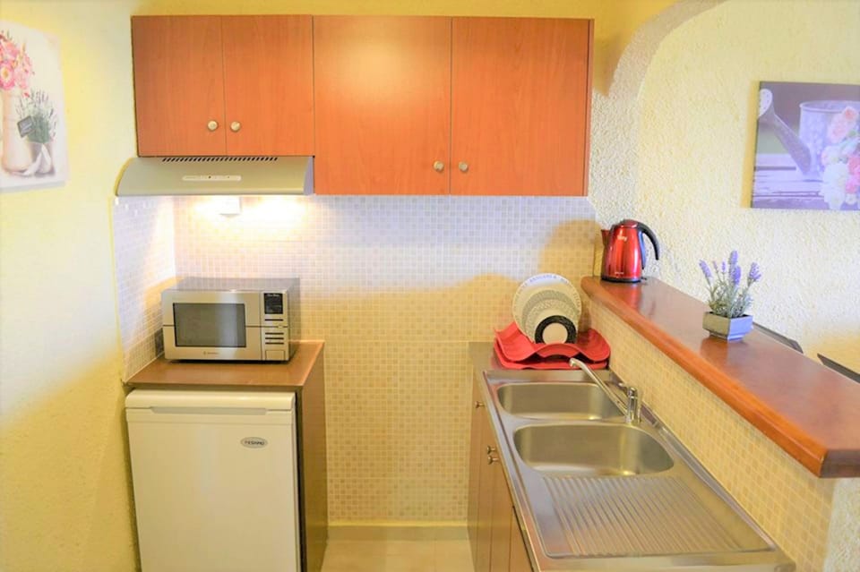 Fridge, microwave, stovetop, electric kettle