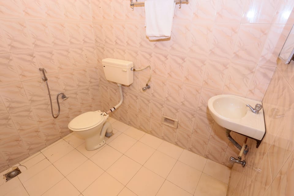 Shower, free toiletries, towels