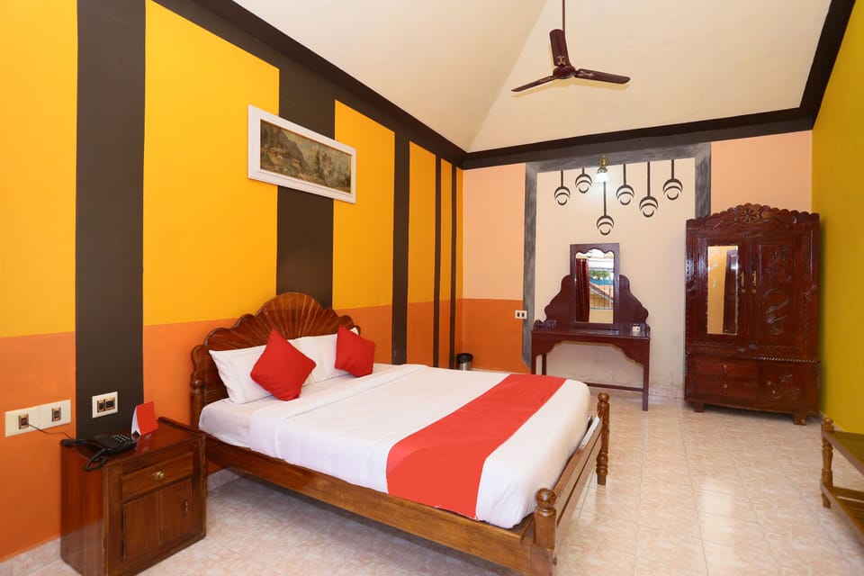 Grand Cottage | Hypo-allergenic bedding, desk, rollaway beds, bed sheets