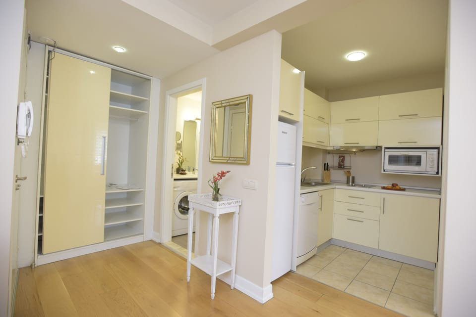 Suite, 2 Bedrooms | Private kitchen | Fridge, microwave, stovetop, dishwasher