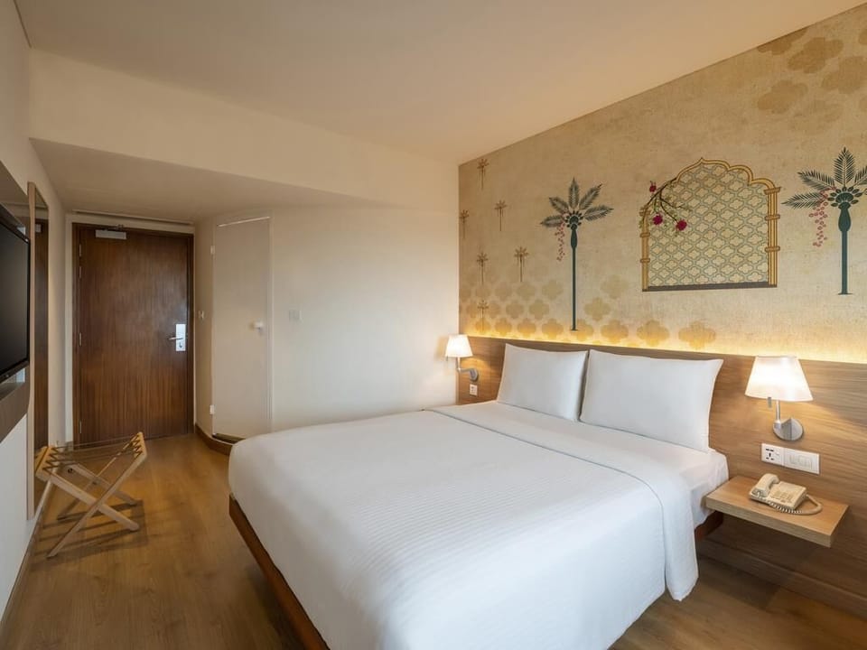 Standard Room, 1 Queen Bed | Premium bedding, memory foam beds, in-room safe, desk
