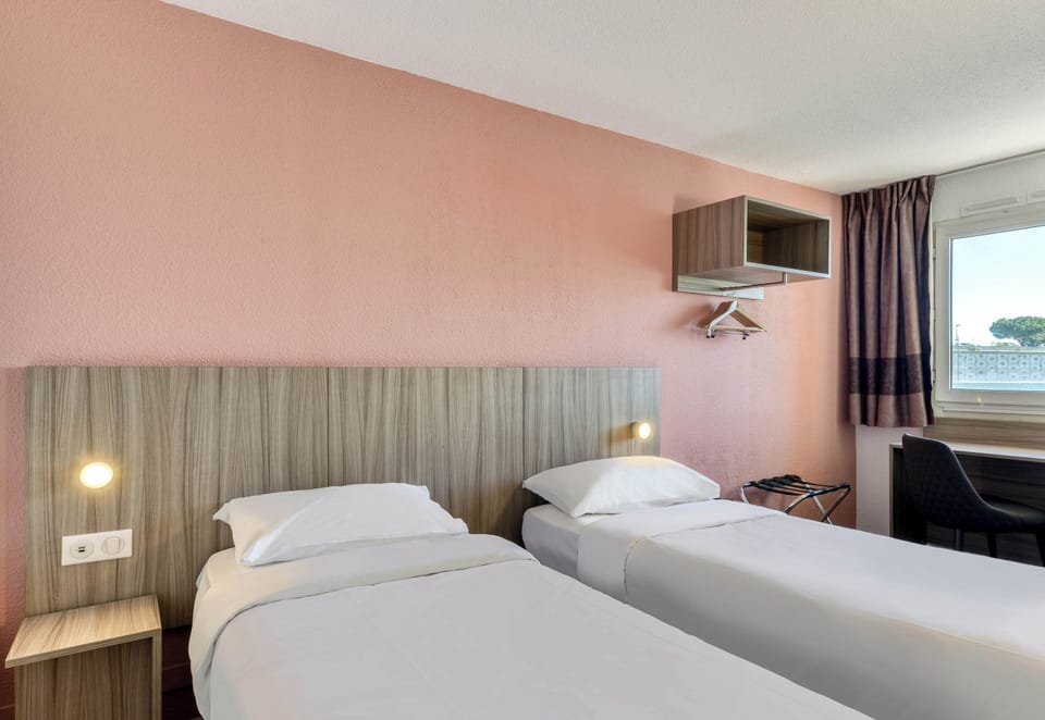 Twin Room | Desk, soundproofing, iron/ironing board, free cribs/infant beds