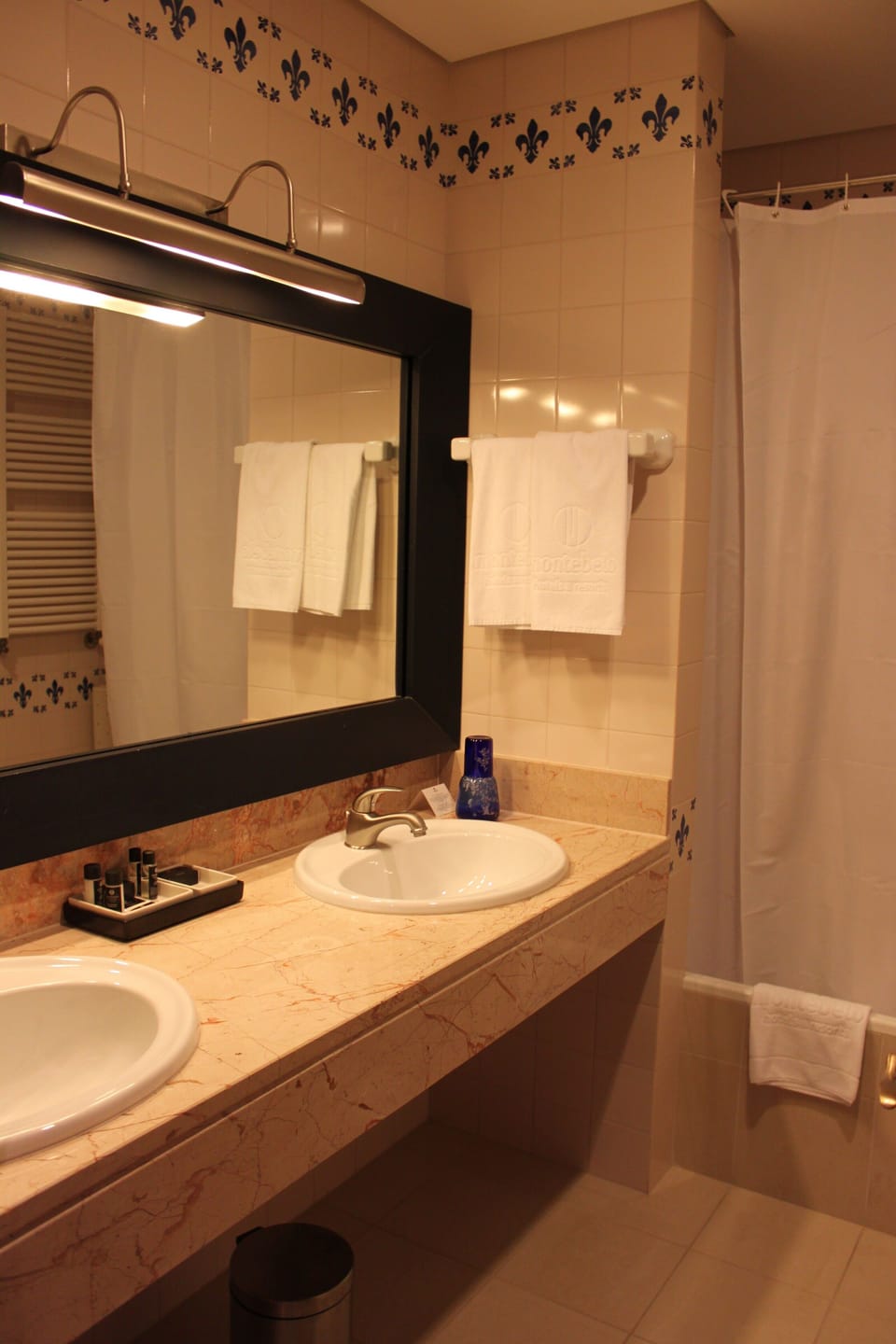 Combined shower/tub, free toiletries, hair dryer, slippers
