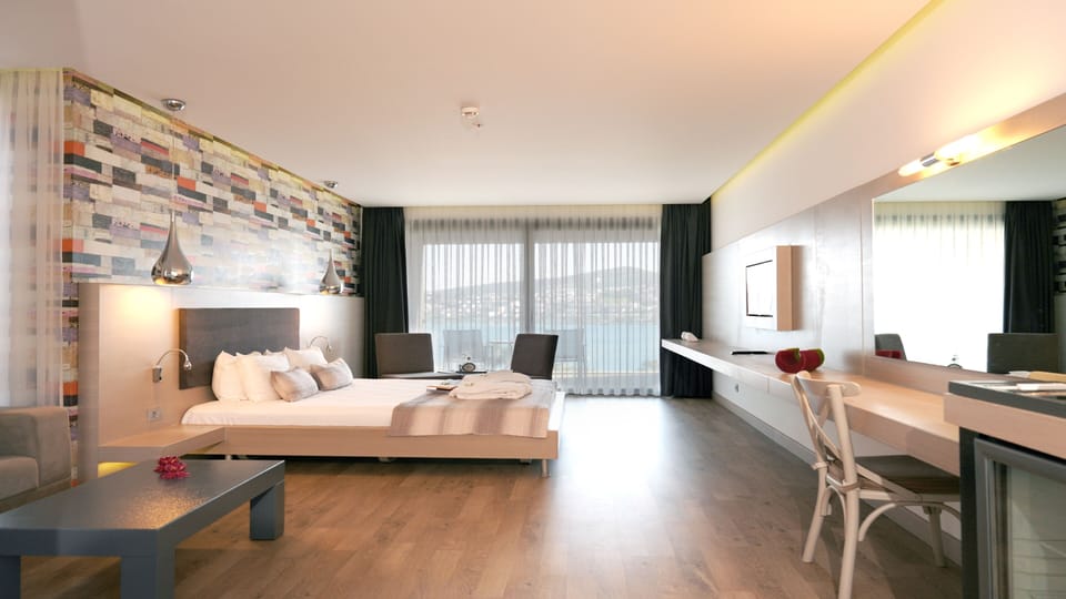 Deluxe Suit Room | Premium bedding, free minibar, in-room safe, blackout drapes