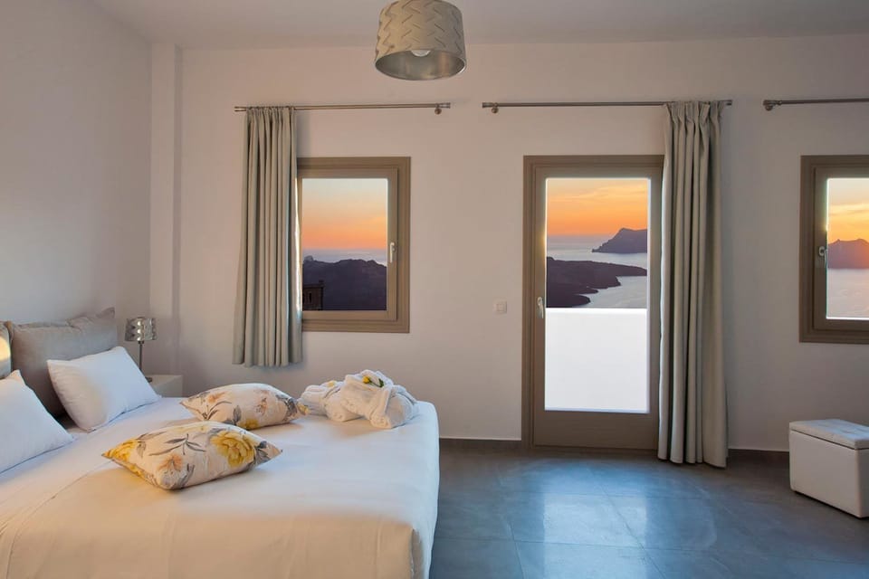 Suite with Caldera View | In-room safe, desk, blackout drapes, soundproofing