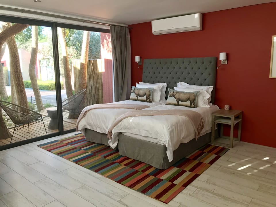 Premium bedding, in-room safe, free WiFi