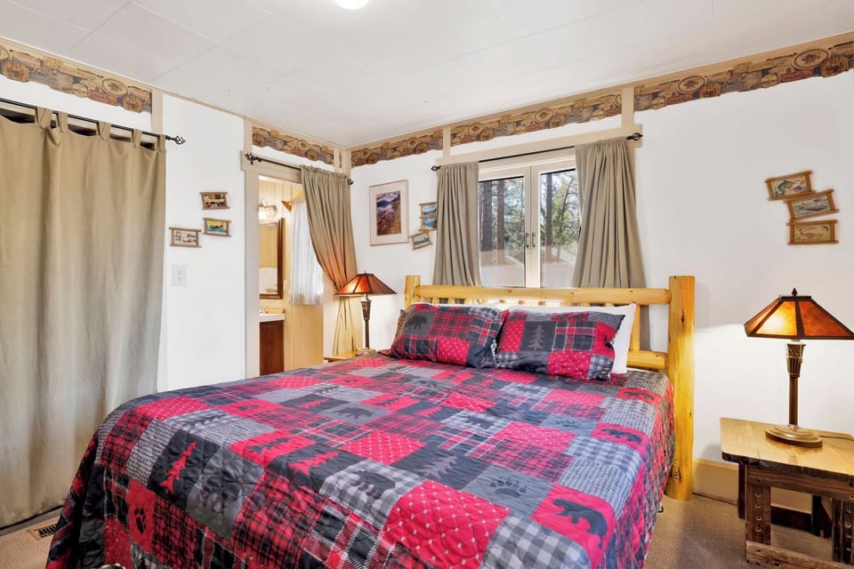 Cabin, Multiple Beds, Patio, Mountain View (100) | 3 bedrooms, individually decorated, individually furnished, bed sheets