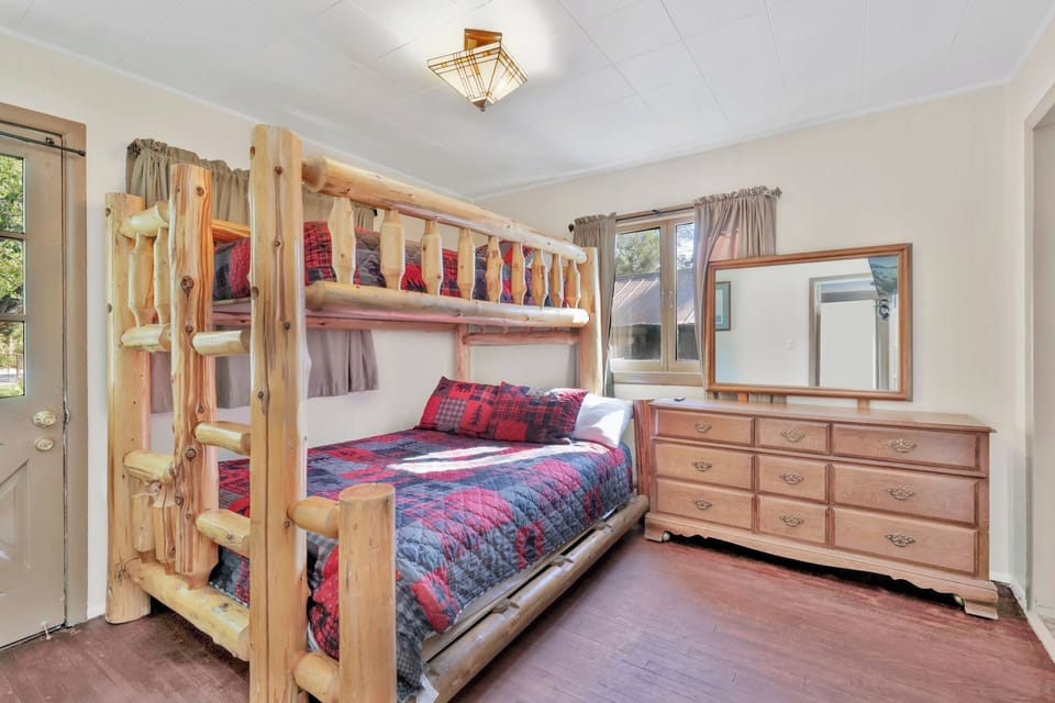 Cabin, Multiple Beds, Patio, Mountain View (100) | 3 bedrooms, individually decorated, individually furnished, bed sheets