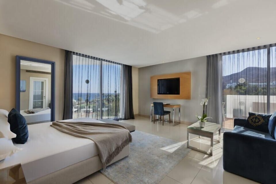 Junior Suite | Minibar, in-room safe, desk, free WiFi
