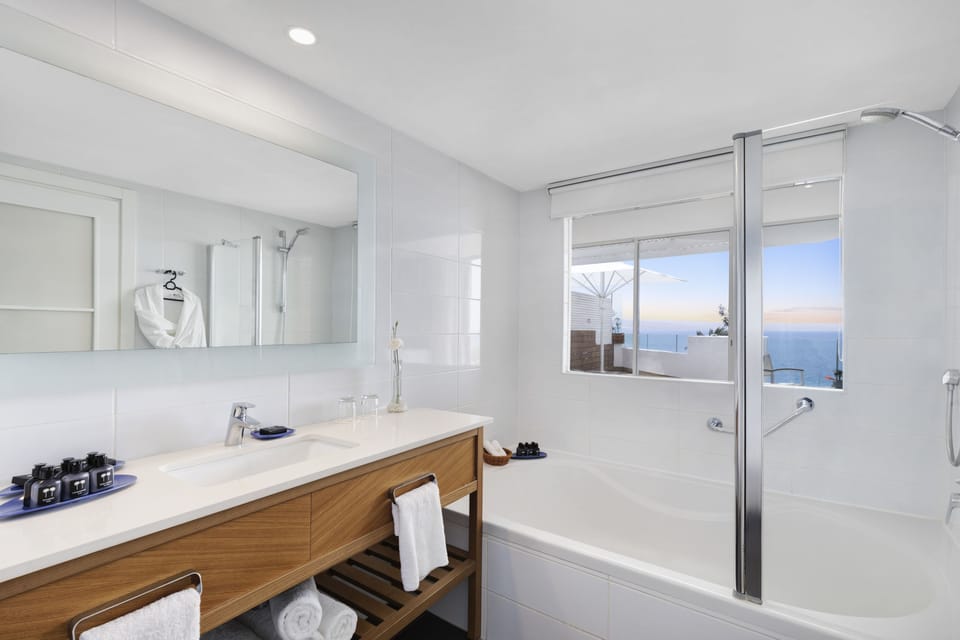 Combined shower/tub, rainfall showerhead, free toiletries, hair dryer