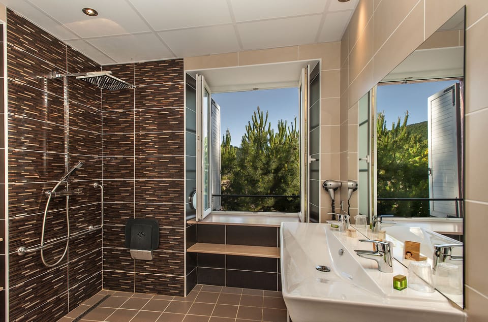 Comfort Double Room, Mobility Accessible, Air conditioning | Bathroom | Free toiletries, hair dryer, towels