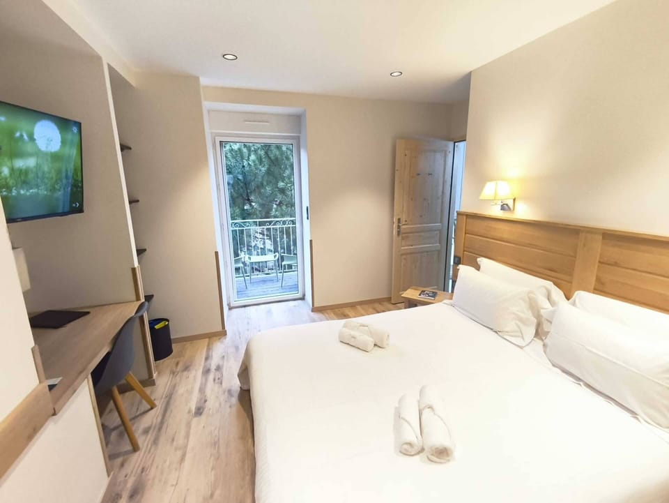 Deluxe Room, Hot Tub, River View | Desk, laptop workspace, soundproofing, iron/ironing board