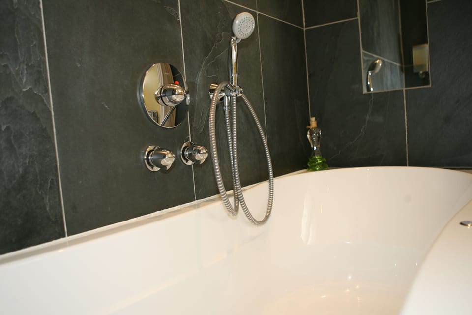 Deep soaking bathtub