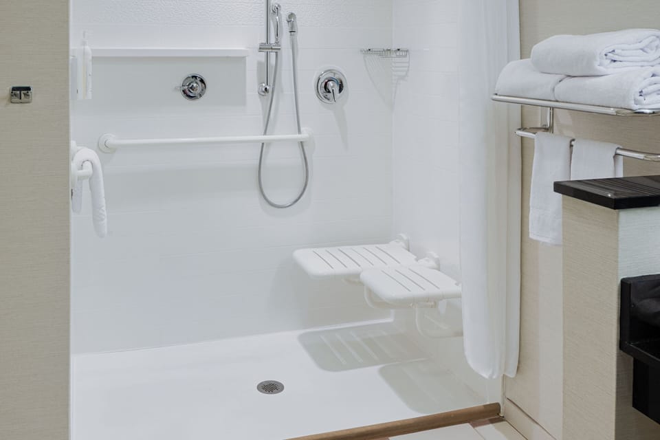 Hydromassage showerhead, free toiletries, hair dryer, towels