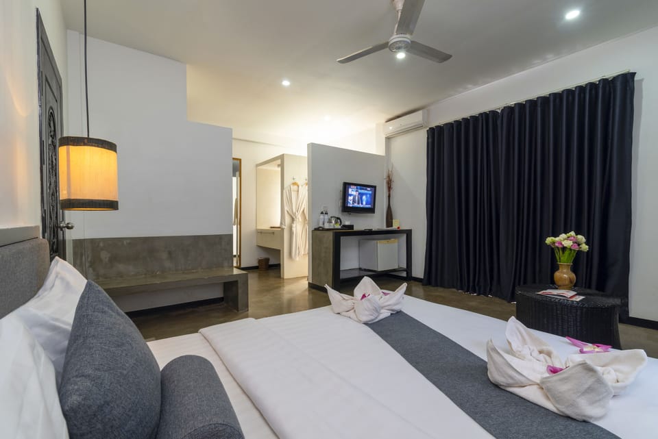 Deluxe Double with Balcony | Interior