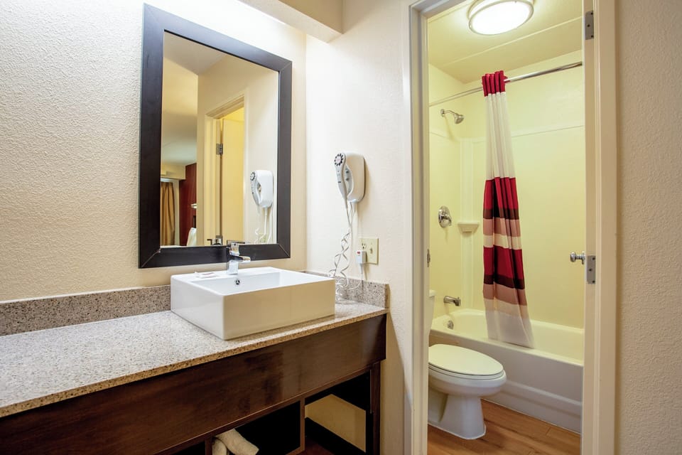 Superior Room, 1 King Bed (Smoke Free) | Bathroom | Combined shower/tub, towels