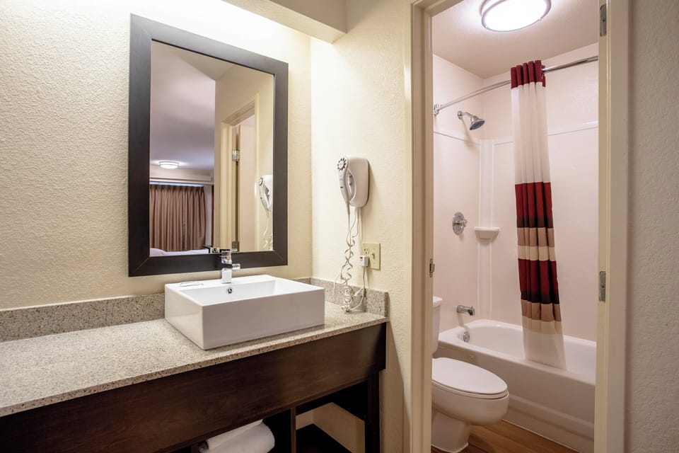 Premium Room, 1 King Bed (Upgraded Bedding & Snack, Smoke Free) | Bathroom | Combined shower/tub, towels